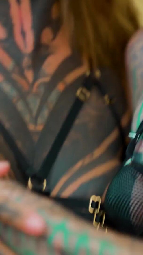 Zwei alte schätzchen dehnen ihre Ärsche mit freakigen alien-dildos | Clip 1