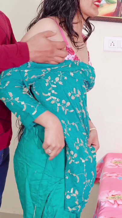 18 ปี Priya เปลี่ยนเสื้อผ้าน่ารักผิดพลาดเมื่อ jija ji มาจากด้านหลังและเย็ดจัดหนักจากด้านหลังในเสียงภาษาฮินดี | คลิป 1