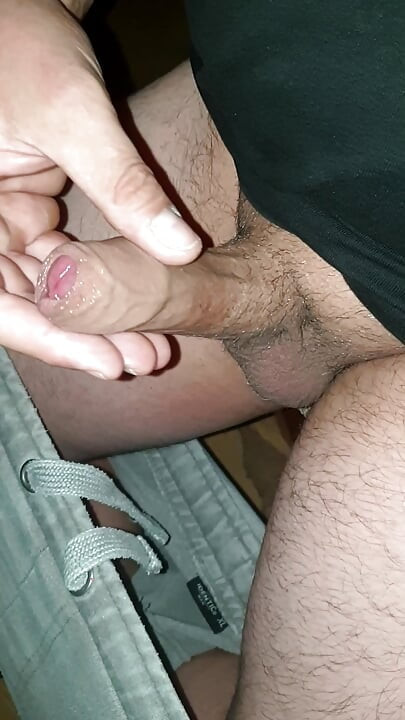 Mira cómo crece mi polla, acariciando mi polla hasta que me corro