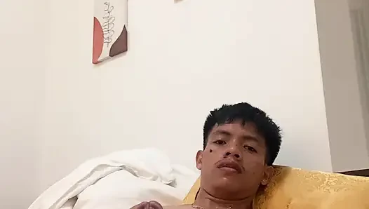 Filipinli Twink Sertleşiyor, Patlamalı Boşalma Için Mastürbasyon Yapıyor