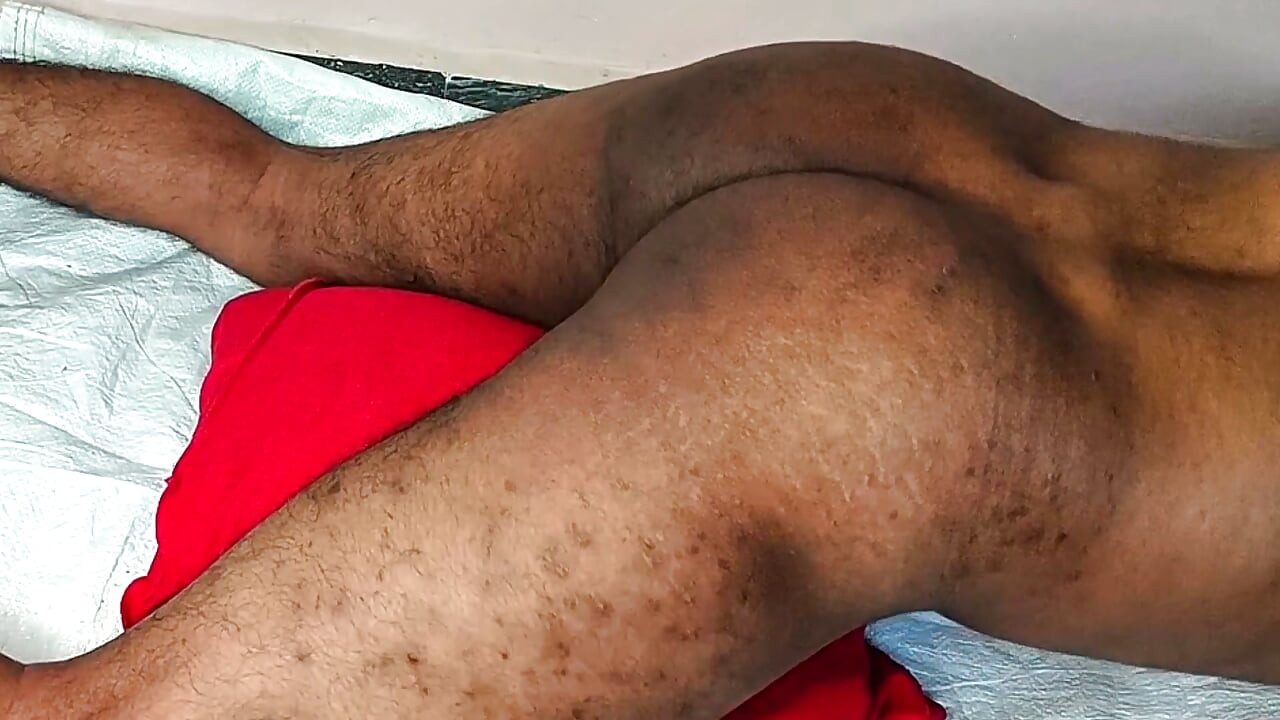 Garoto magro perde o controle e fode o travesseiro com força
