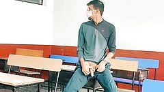 Klassenzimmer-sex nackte männer zeigen großen haarigen langen schwanz