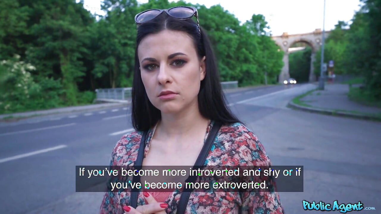 Agent publiczny - ciemnowłosa piękność Billie Star ssie penisa za gotówkę