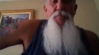Papà motociclista con la barba bianca accarezza il suo grosso cazzo