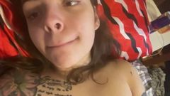 Mahala nativă de 19 ani se masturbează