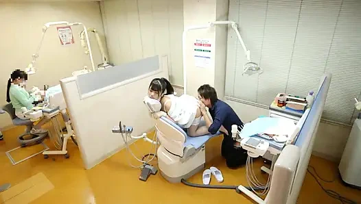 Gözlerini benimle kilitlemeye devam eden dişçi