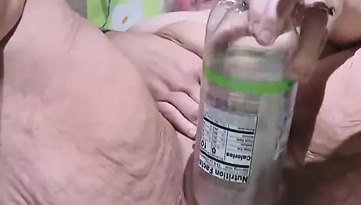 Cewek ini lagi asik ngentot pakai botol