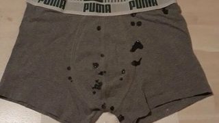 Un garçon lâche une énorme éjaculation sur ses sous-vêtements de puma