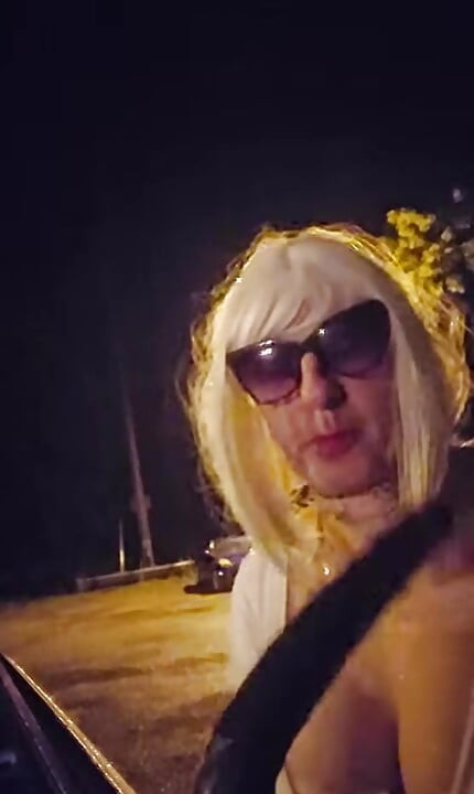 DeeDee într-o schiță roz și bluzei albe