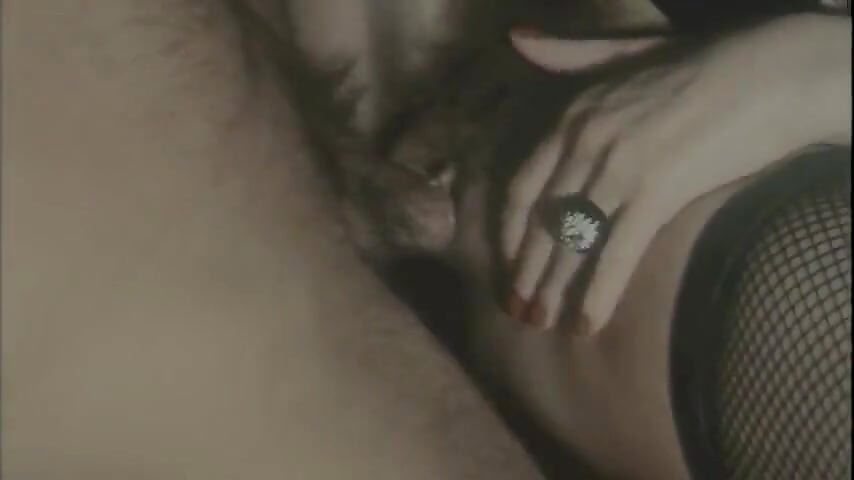 Mamă sexy dominată și penetrată de doi bărbați