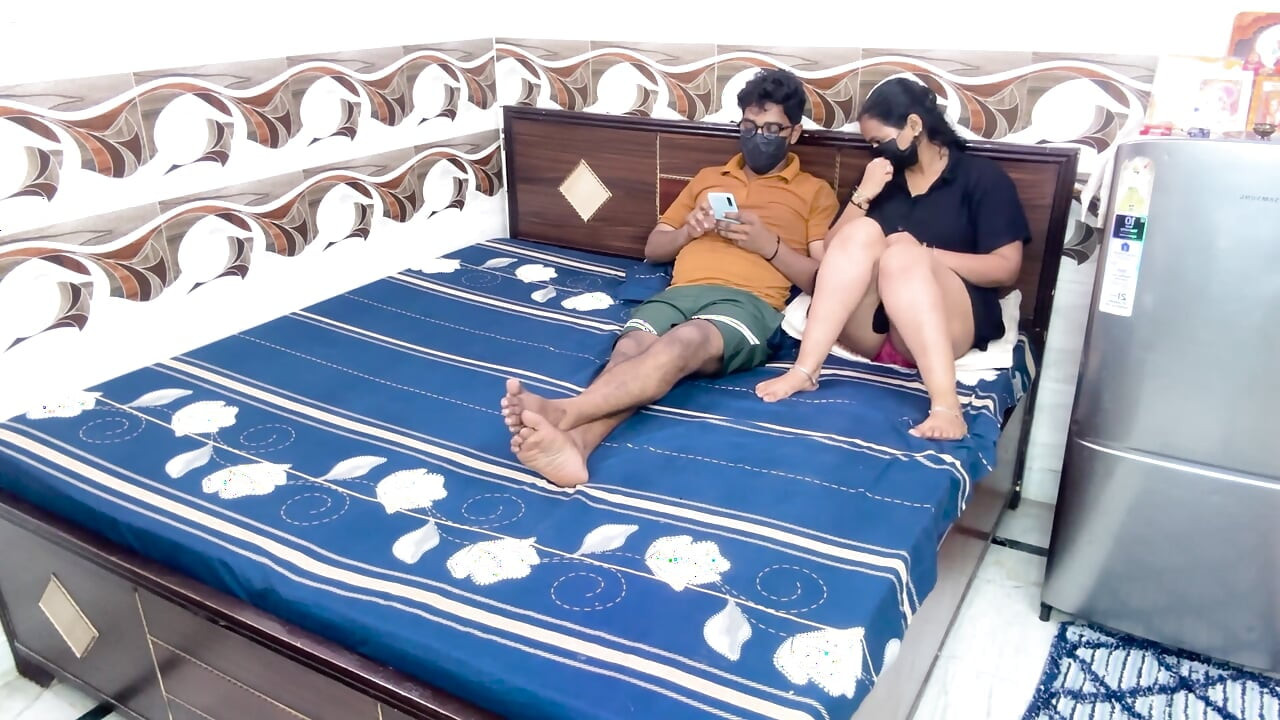 हॉट इंडियन बायको शेजाऱ्याबरोबर किचनमध्ये फसवणूक करते