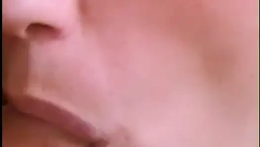Kızıl saçlı sürtük hevesle adamın yarağını yalıyor