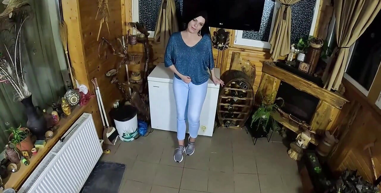Stydké pysky MILF Twerks v džínách kouření a stříkání po celém mém nafouklé bundě 334