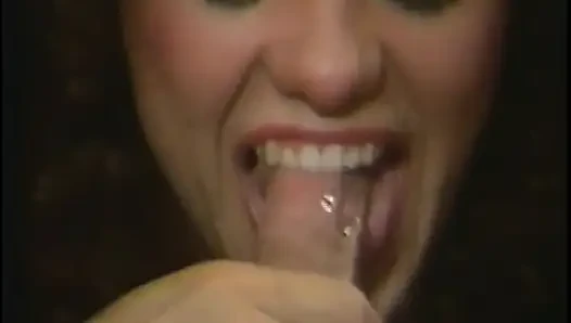 80'lerin porno yıldızı Kim Carson oral becerilerini sergiliyor