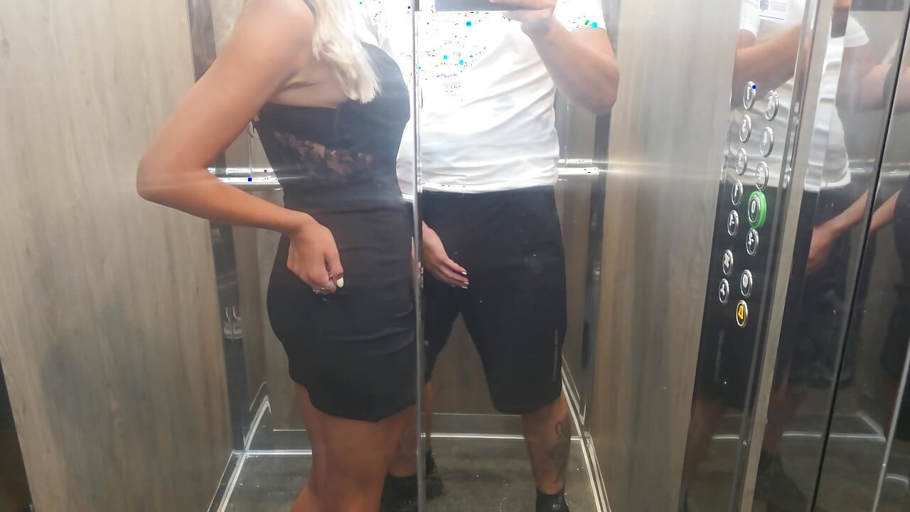 Ella no podía esperar hasta que llegamos al apartamento para llenar su coño de esperma