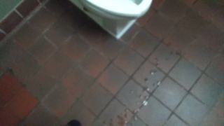 Me correrse en el piso en el baño del parque