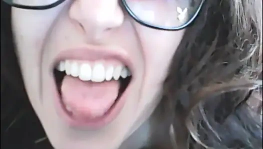 Моя мачеха хочет намочить ее лицо, и она не перестает спрашивать тебя настойчиво