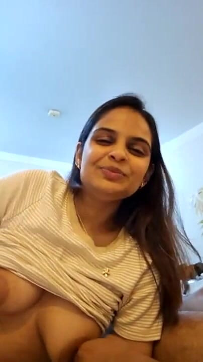 Zgodna indijska žena i muž odgovaraju na pitanja u video pozivu | Klip 1