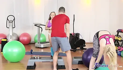 Ruang kebugaran - untuk max pelatih gym, merayu dua cewek toket besar selalu menyenangkan dari hanya satu