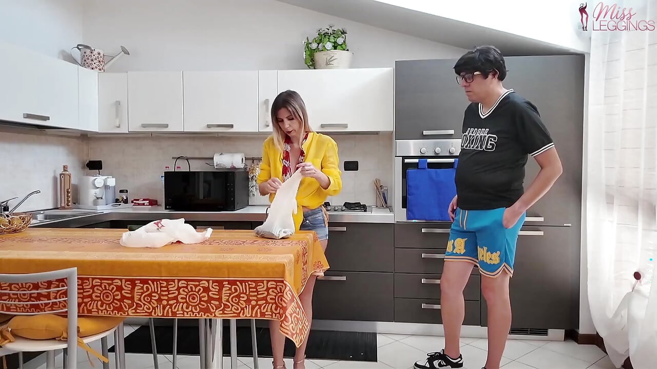 Belle-mère excitée, déçue par la taille du concombre, se fait plaisir avec la bite dure du beau-fils