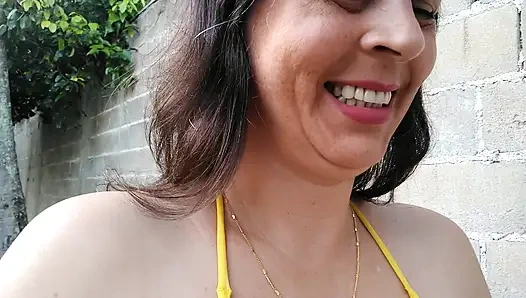 Amatör evli kadın dışarıda mikro bikiniyle seni azdırıyor