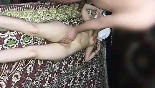 Ateşli desi kıza şehvetli yağ masajı sert sikişe dönüşüyor kaygan yağlı vücut mutlu son