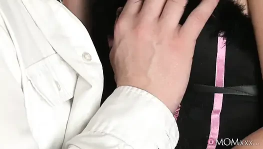 Mom.xxx - büyük memeli orta yaşlı seksi kadın Lena Love erkeği için en seksi iç çamaşırını sokuyor