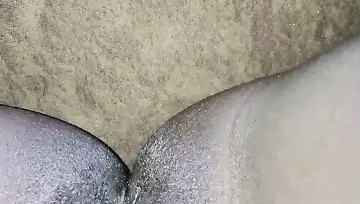 Sıkı amcığımı genişletmeye çalışıyorum