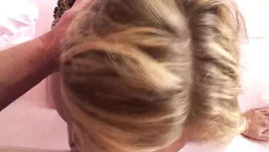 Onun yarağını emdim ve kendimi gırtlağına kadar siktim