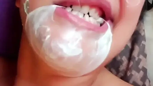 Липкий Bubblegum камшот на лицо - обнаженная в видео от первого лица - зайчик-без презерватива