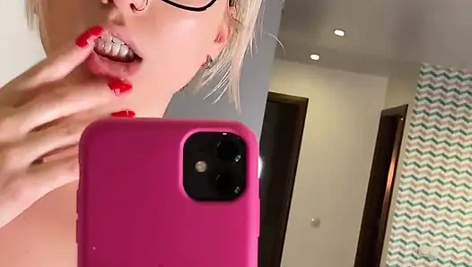 Melihat diriku sendiri di cermin, masturbasi saat suamiku tidak di rumah