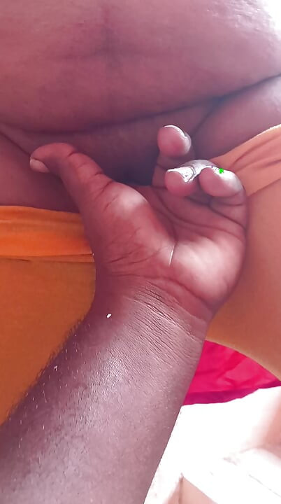 Tamil aunty molai irruthu pall eduthu pundaikul viralai vittu attum katchi