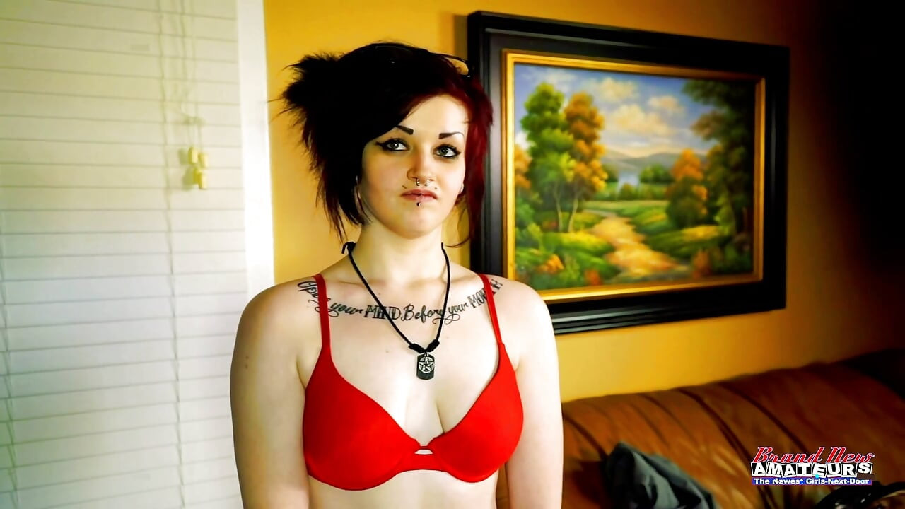 Inked bystig coed marcie deepthroats hårt får sedan en vild fitta pund!