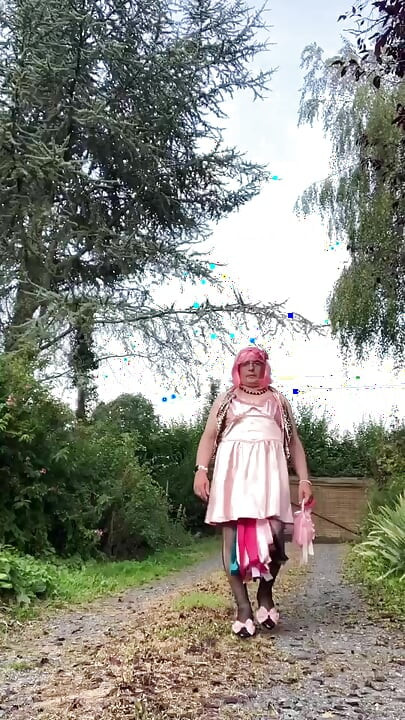 U outfitu s ružičastom haljinom za večernji izlazak
