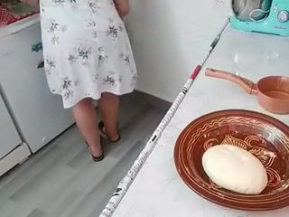 Зрелая мама с большой сексуальной задницей на кухне, в домашнем любительском видео