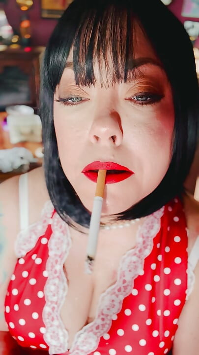 Instrukcje palenia od twojej królowej palenia, Tina Snua. Smoke With Me - zwisa dryfujący snap inhaluje