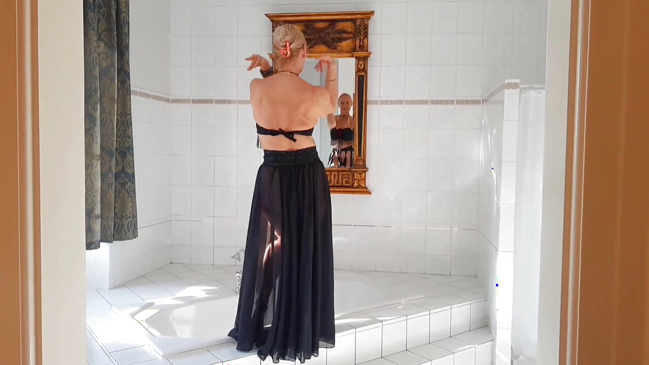 Selena's Posing Dancing and Sex Games