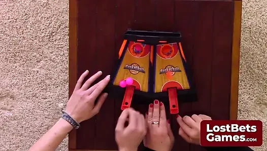 Permainan basket bola basket yang mendebarkan menyimpan bolanya