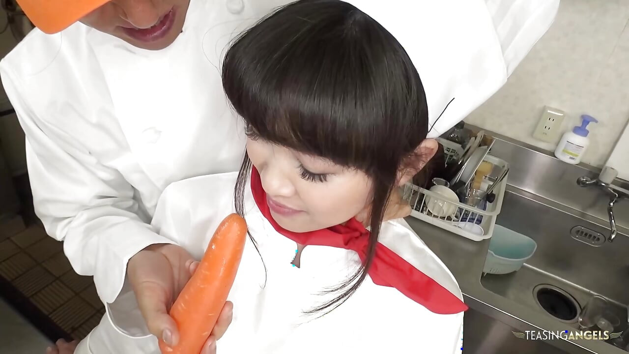 シェフとレストランの経営者は、アジア料理人に厚みのある野菜を絞るように指示して叱責します