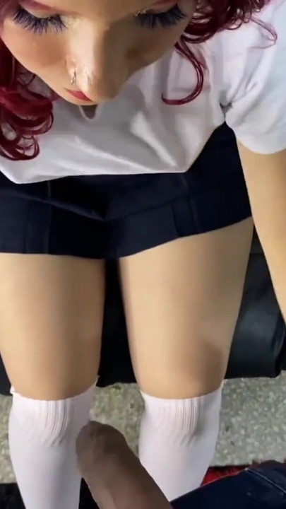 "새 유니폼을 입은 의붓딸이 배우고 싶어서 키스하는 법을 가르쳐줘"