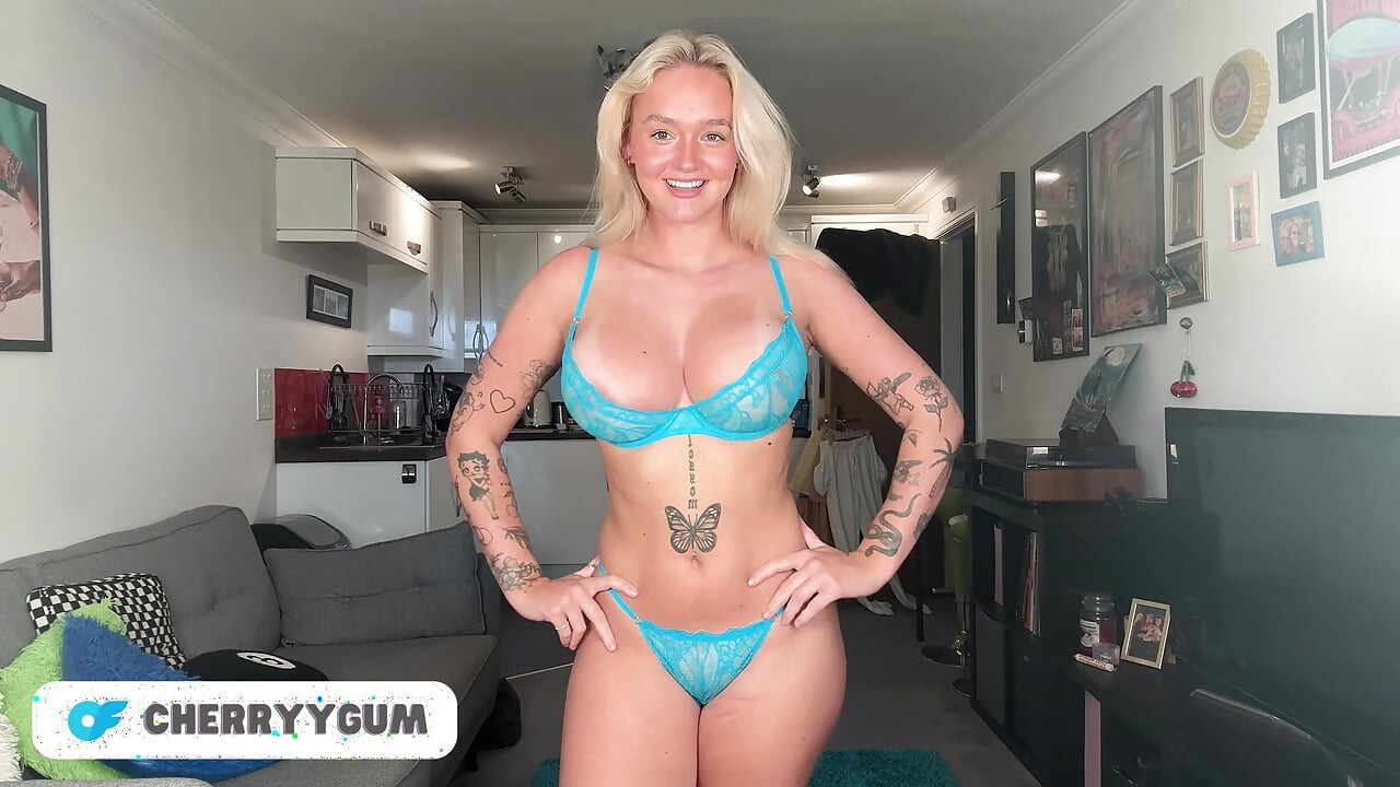 영국 십대와 함께 옷을 갈아입는 거대한 젖탱이