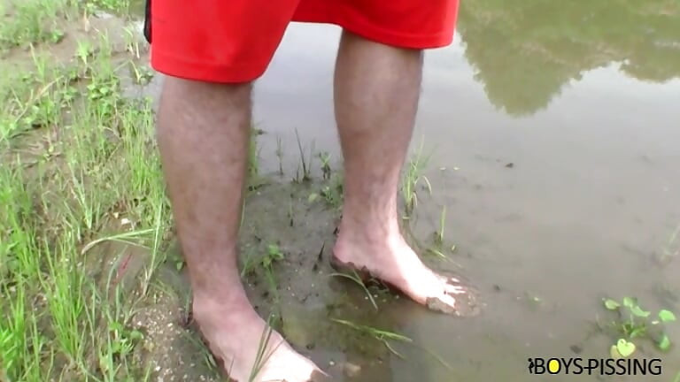 Élijah Knight, garçon déchiré, pisse au soleil et caresse sa bite bien dure dehors