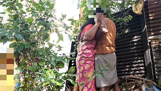 Tante lagi nyari sesuatu di taman dan aku ngentot sama dia