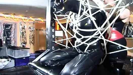 Lateksli maskeli kızla bdsm