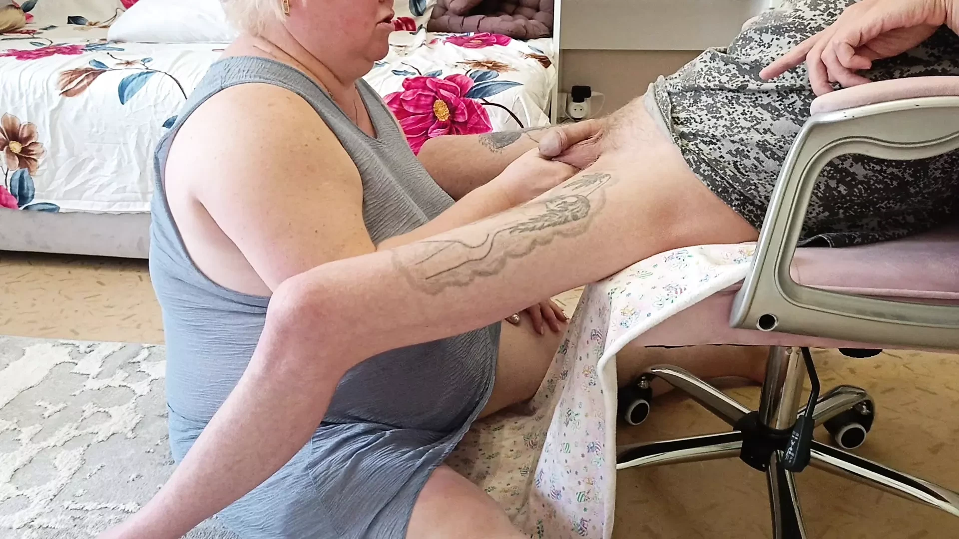 Žena gleda kako prijatelj duboko puši kurac i guta spermu