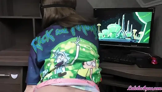 Erkek arkadaş tutkulu sikiş için Rick ve Morty'nin dikkatini dağıtıyor