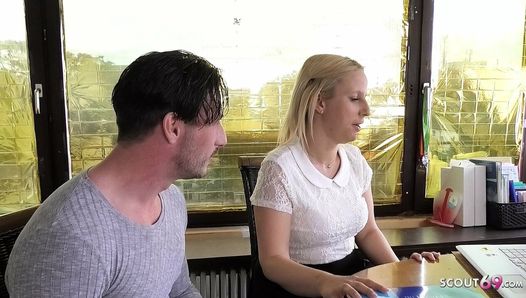 Немецкая учительница соблазняет фигуристую тинку Jana Schwarz, чтобы трахаться на домашнем уроке