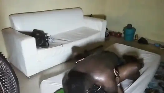 Dia tahu bagaimana memprovokasi, menggairahkan, dan meningkatkan tekanan