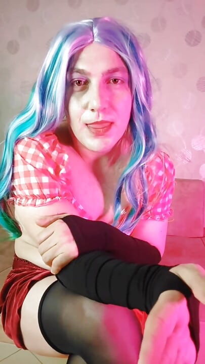 Bonita femboy em meia-calça fofa saia ambiente vermelho