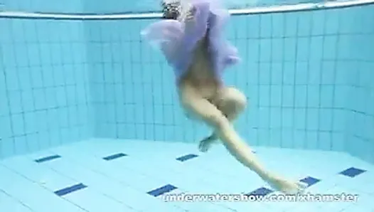 Aneta pokazuje swoje wspaniałe ciało pod wodą